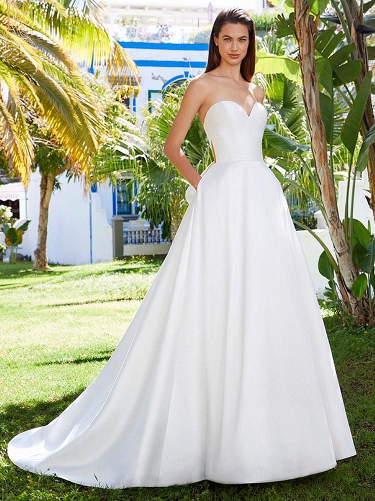 who designed bella's wedding dress Bella's wedding dress, designed by Carolina Herrera, in Breaking Dawn