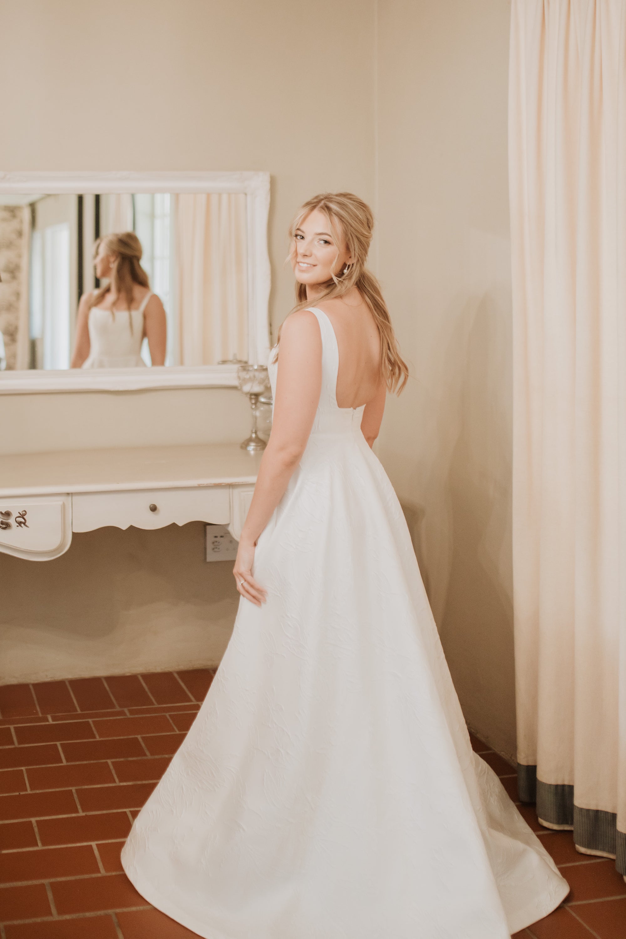 CATTLEYA. UK8- Preloved Wedding Dress