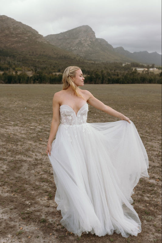 CLIVIA. UK12- Preloved Wedding Dress