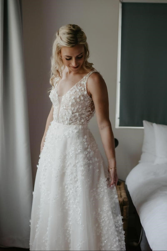 2446. UK10- Preloved Wedding Dress