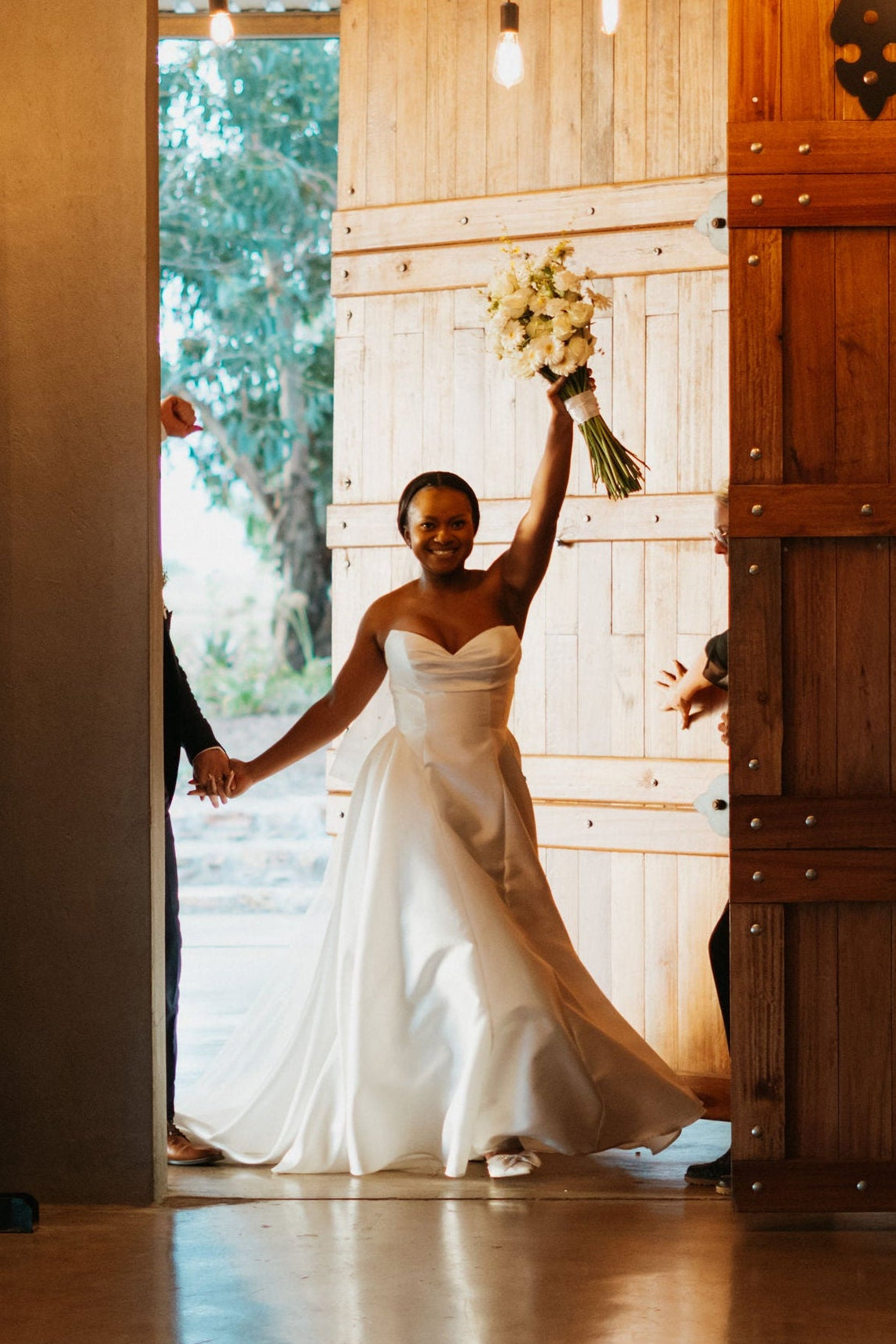 ROMINA. UK12- Preloved Wedding Dress