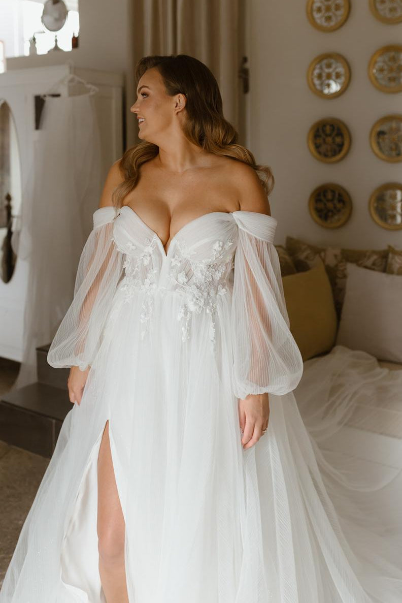 CLIVIA. UK12 - Preloved Wedding Dress