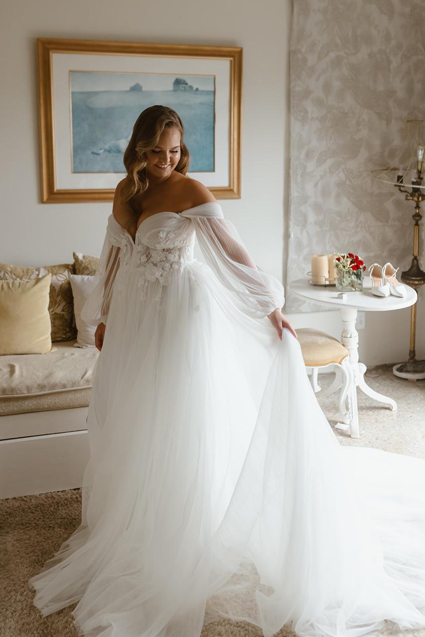 CLIVIA. UK12 - Preloved Wedding Dress